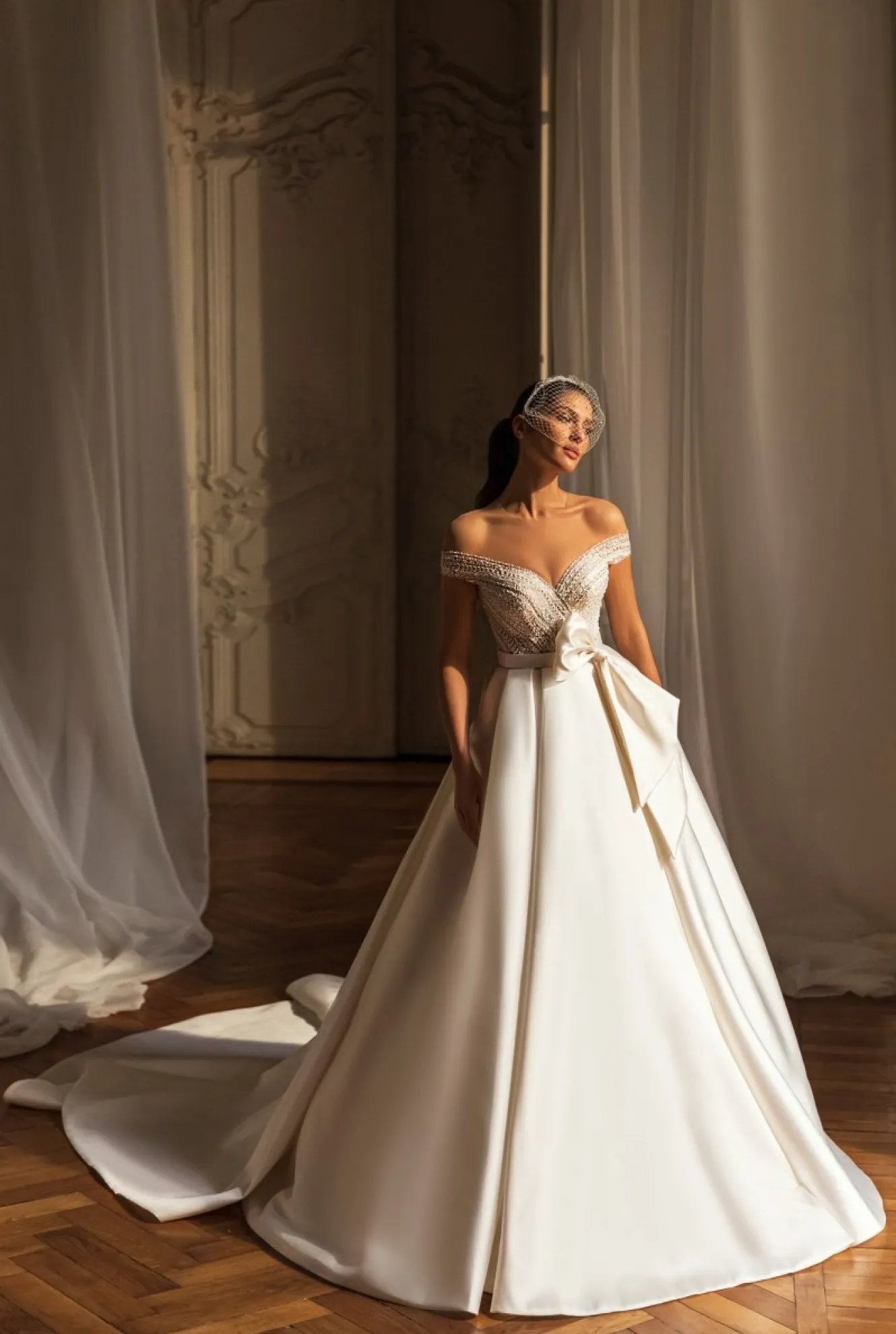 Off-shoulder sleeve wedding dress