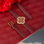 ⁦ساعة جلد نسائية بلونها الاحمر الميناء الاحمر⁩ - الصورة ⁦2⁩